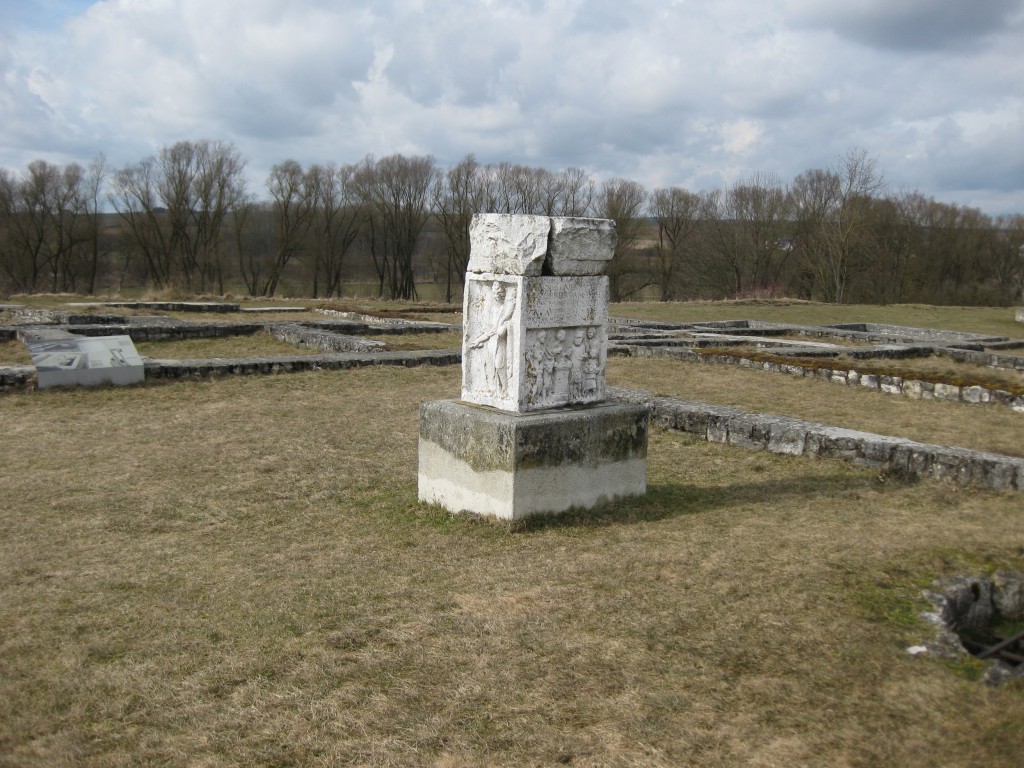 Abusina: Stele mit Szenen und Römern