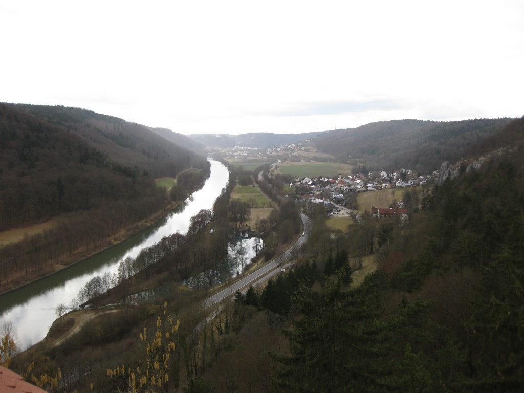 Blick ueber das Altmuehltal von Schloss Prunn