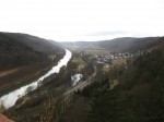 Blick ueber das Altmuehltal von Schloss Prunn